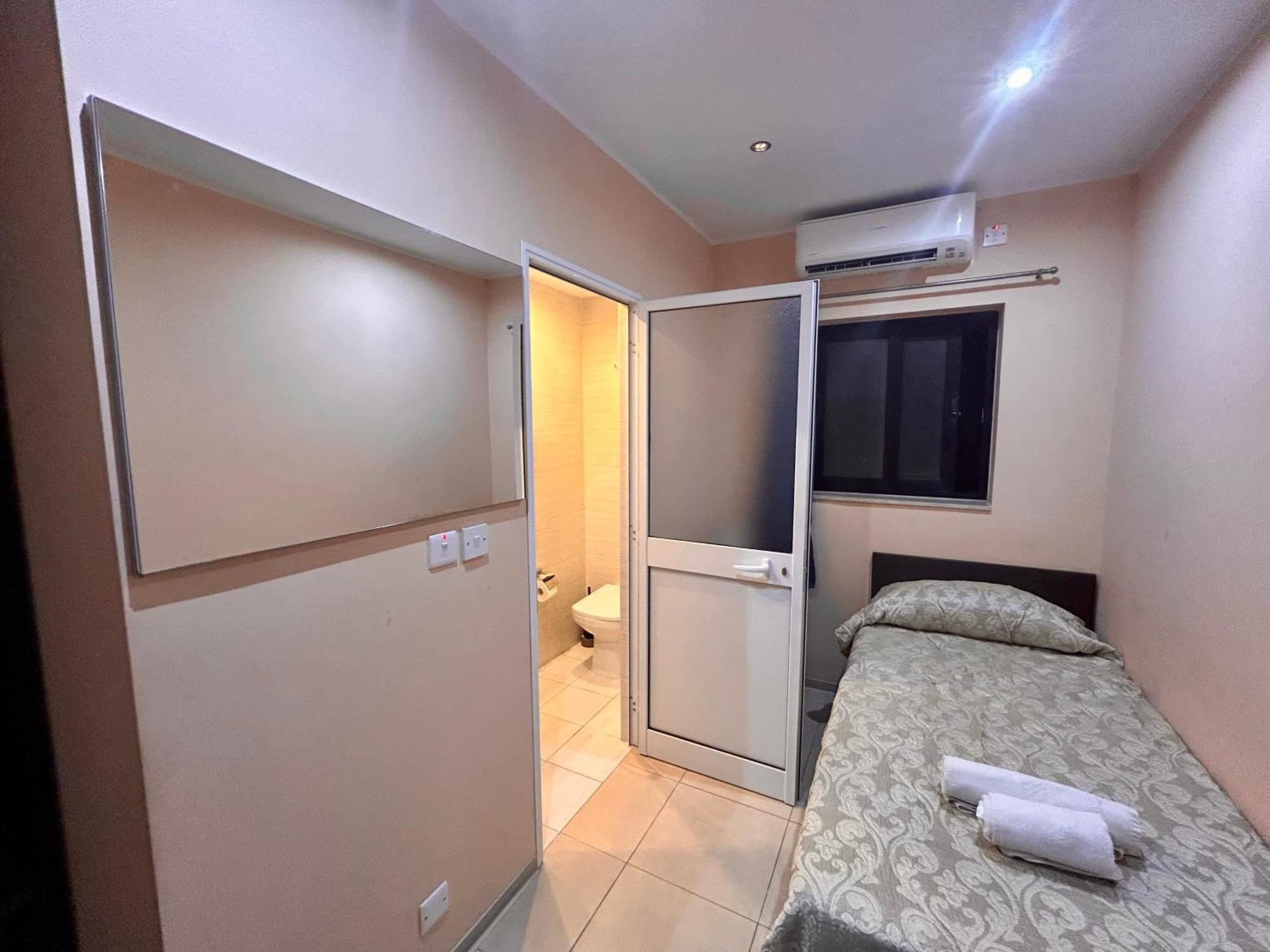 Готель Malta Paradise Central Accomodation Saint Julian's Екстер'єр фото