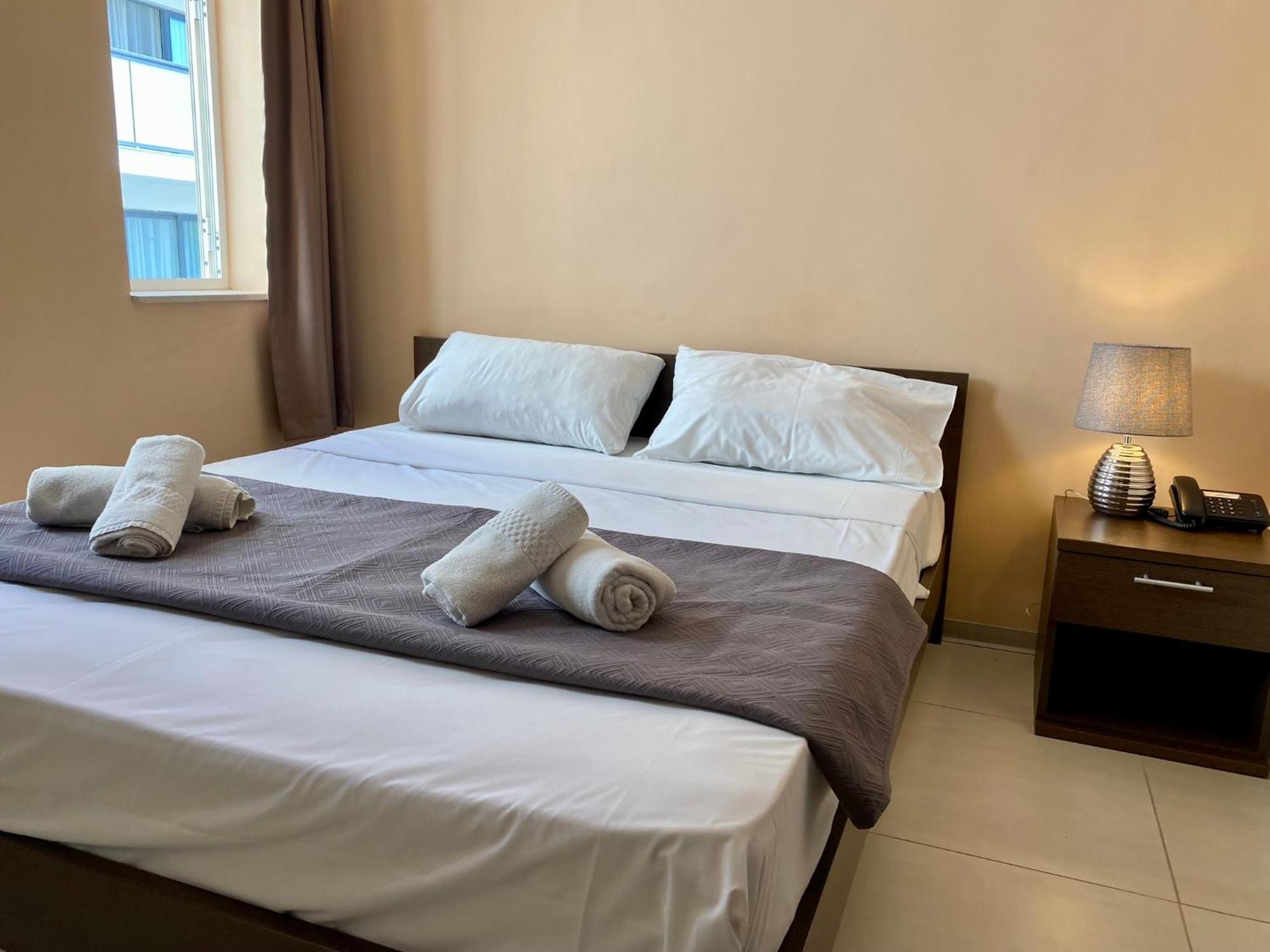 Готель Malta Paradise Central Accomodation Saint Julian's Екстер'єр фото